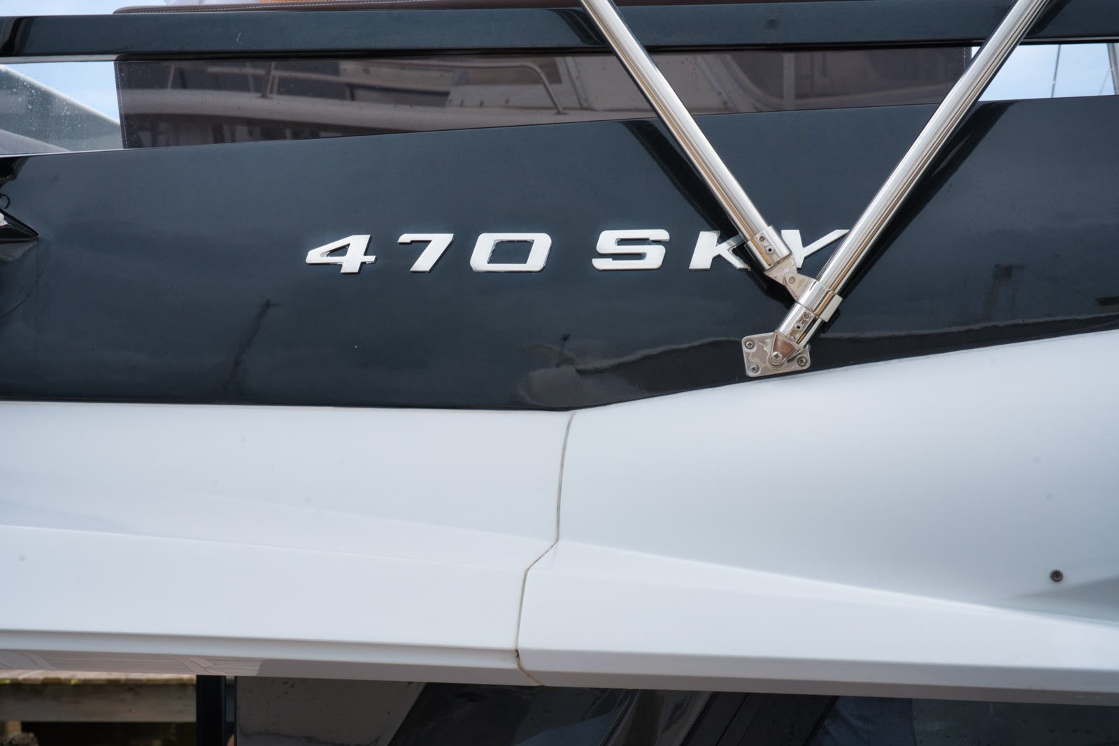 The 470 Sky badge on the hull